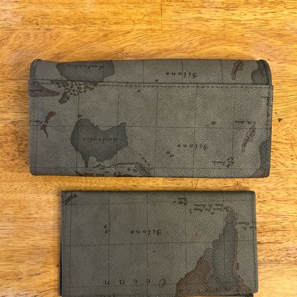 Gitano Elegant World Map Print Wallet, Matching Check Book Holder - Picture 2 of 9